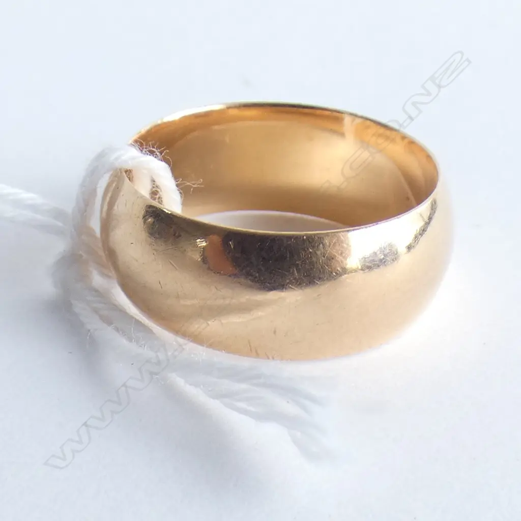 18CT HEAVY HALF HOOP WEDDER RING 6.88gms Image 1++