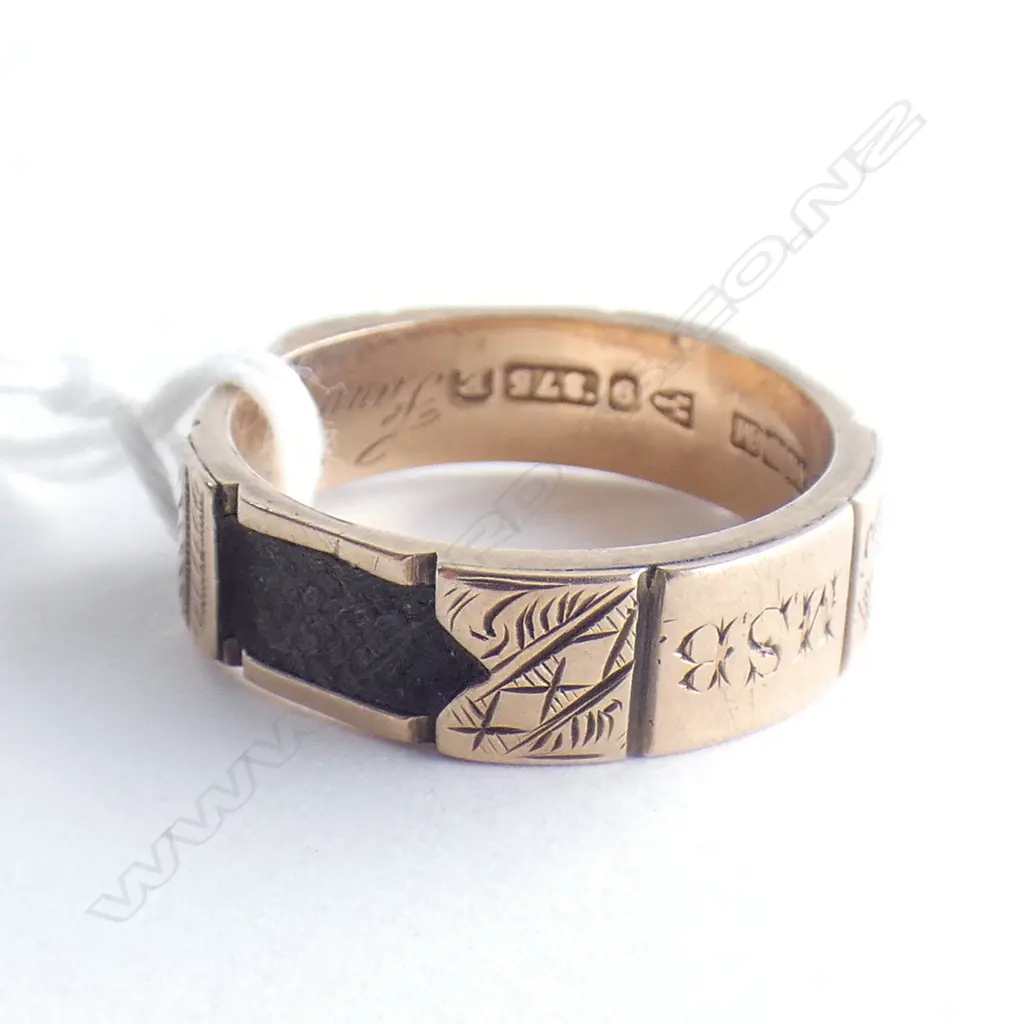 9CT 1888 MOURNING RING HAIR PLAIT PANELS ENRAVED 2.76gms Image 1++