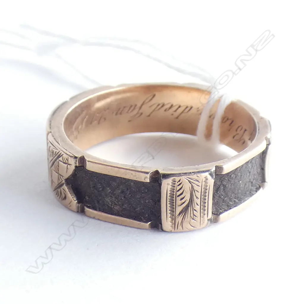 9CT 1888 MOURNING RING HAIR PLAIT PANELS ENRAVED 2.76gms Image 1++