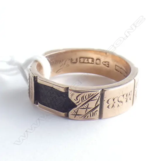 9CT 1888 MOURNING RING HAIR PLAIT PANELS ENRAVED 2.76gms