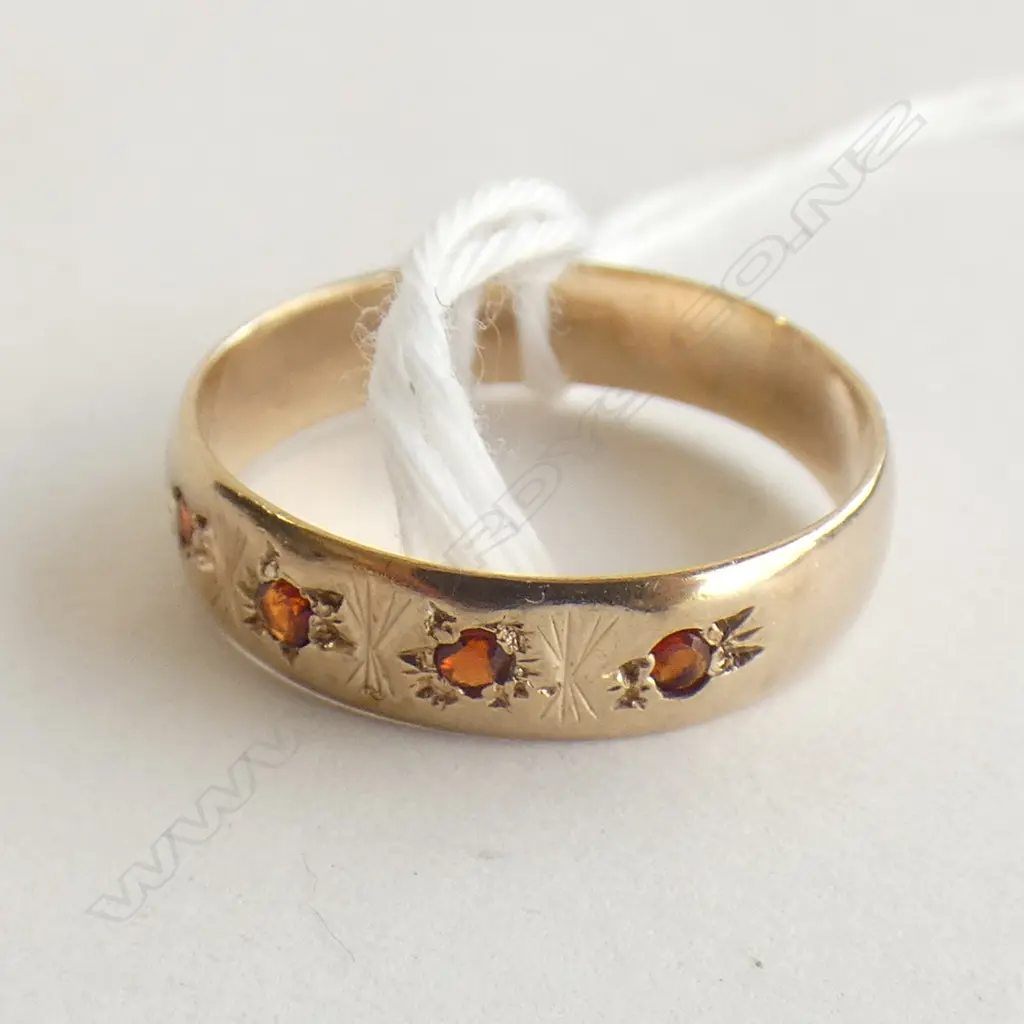 9ct gold garnet set band Image 1++