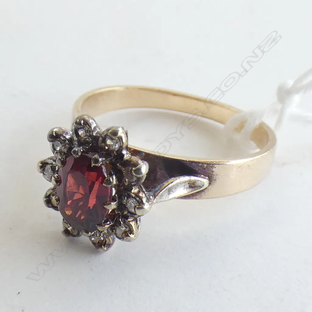 9ct garnet & Diamond cluster ring Image 1++