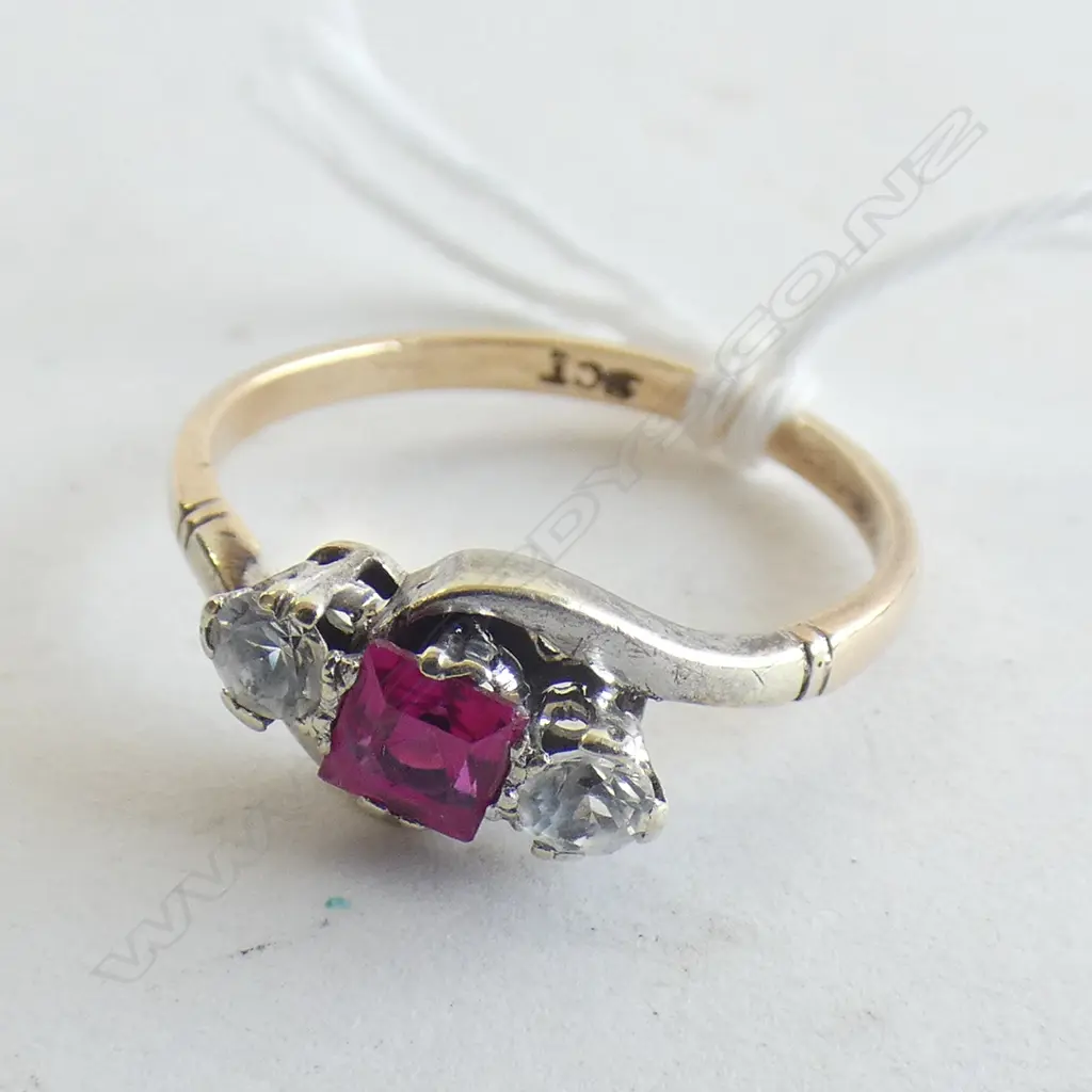 9ct gold red and white stone synthetic stone ring Image 1++