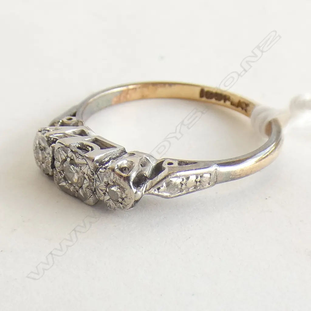 15ct gold & platinum three diamond ring Image 1++