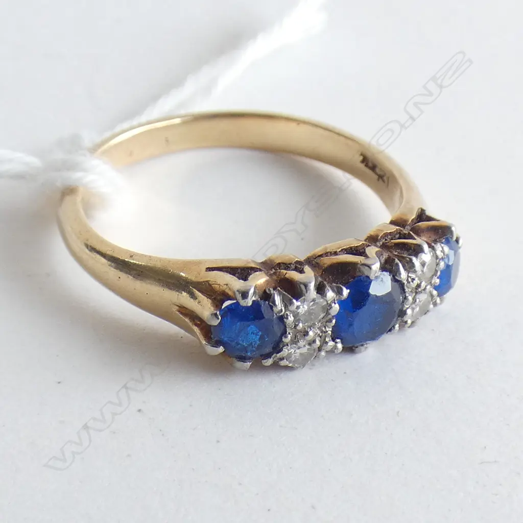 18CT GOLD & PLATNUM RING; SYNTHENTIC BLUE STONE & DIAMOND 3.8 GRAMS Image 1++