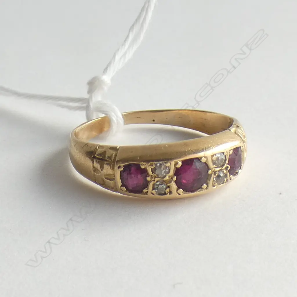 18ct ESTATE RUBY & DIAMOND RING Image 1++
