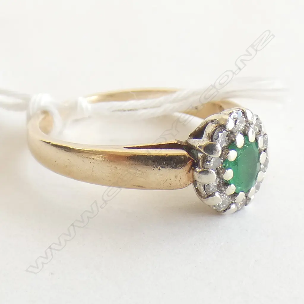 9ct GOLD EMERALD AND DIAMOND CLUSTER SET RING, SIZE O Image 1++