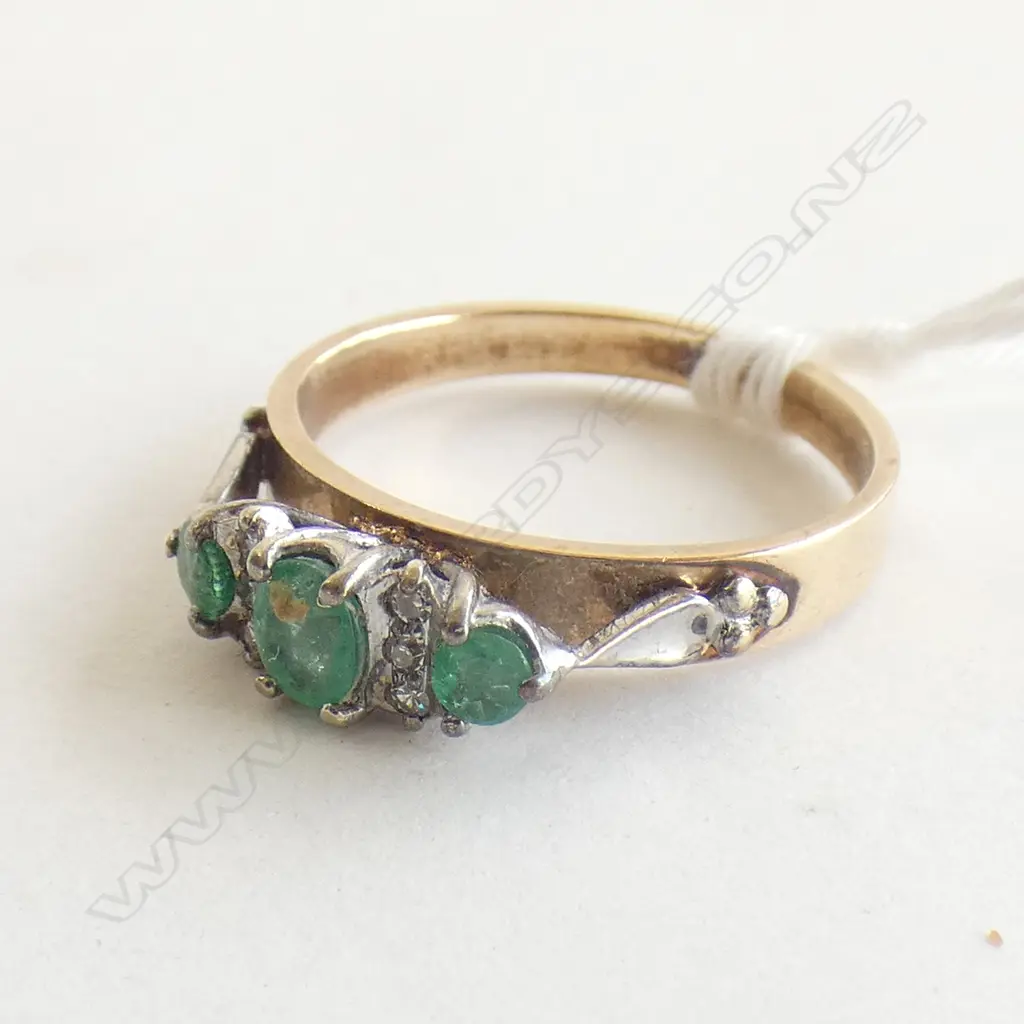 9ct gold emerald and diamond set ring  Image 1++