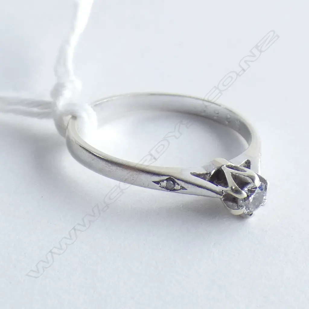 9K WHITE GOLD RING DIAMOND SOLITAIRE Image 1++