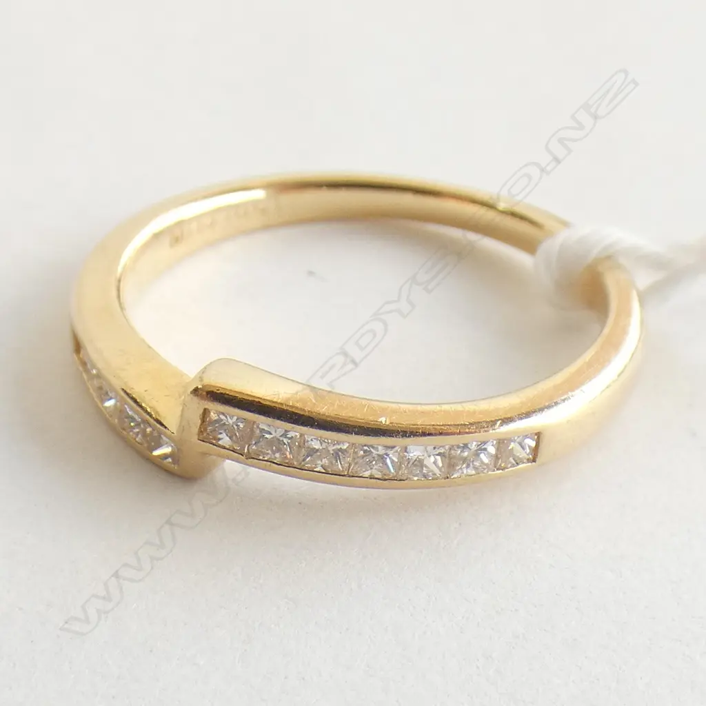 18ct gold crossover diamond Eternity ring Image 1++