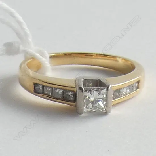 18CT DIAMOND RING w. PAPERS 4.0 GRAMS 0.26ct princess cut TDW 0.50ct.