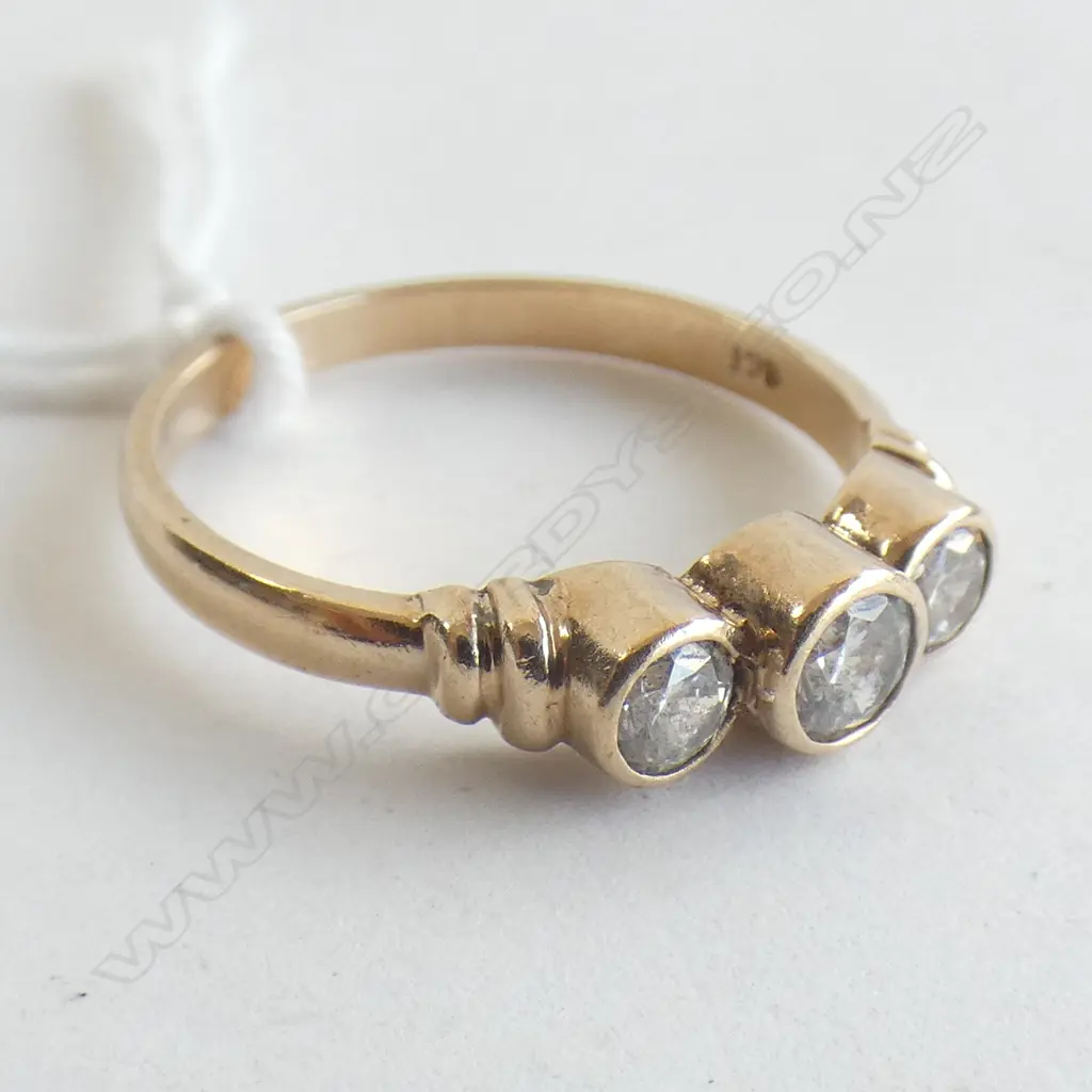 9ct gold CZ set ring Image 1++