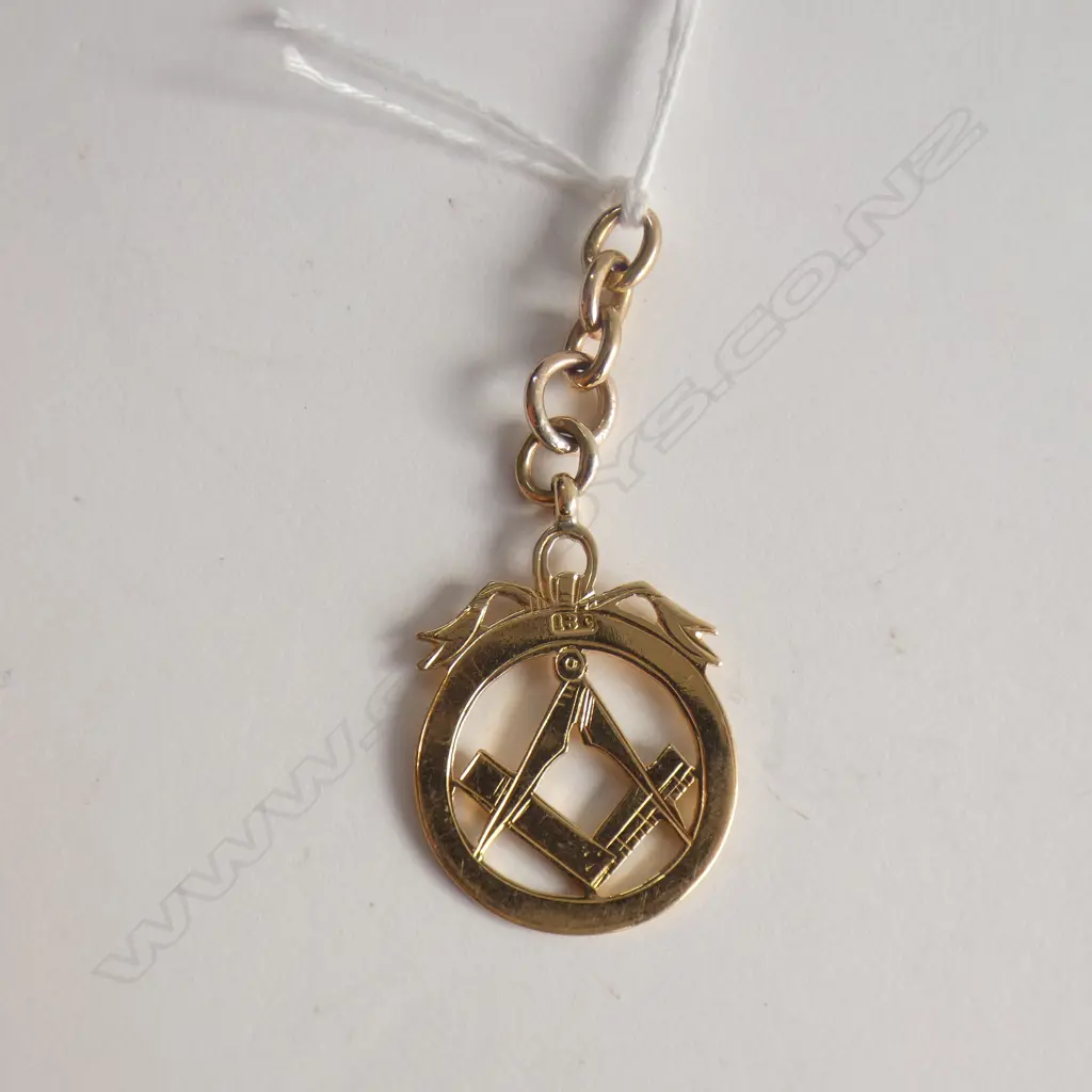 18ct C1900 MASONIC ENGRAVED FOB MEDALLION 5.54gms Image 1++