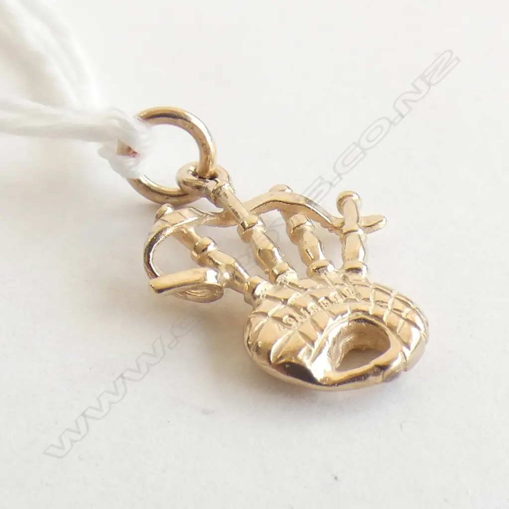 9ct gold bagpipe charm Image 1++