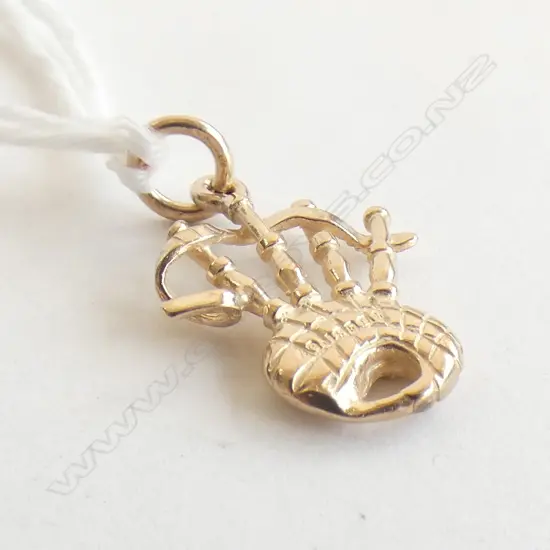9ct gold bagpipe charm