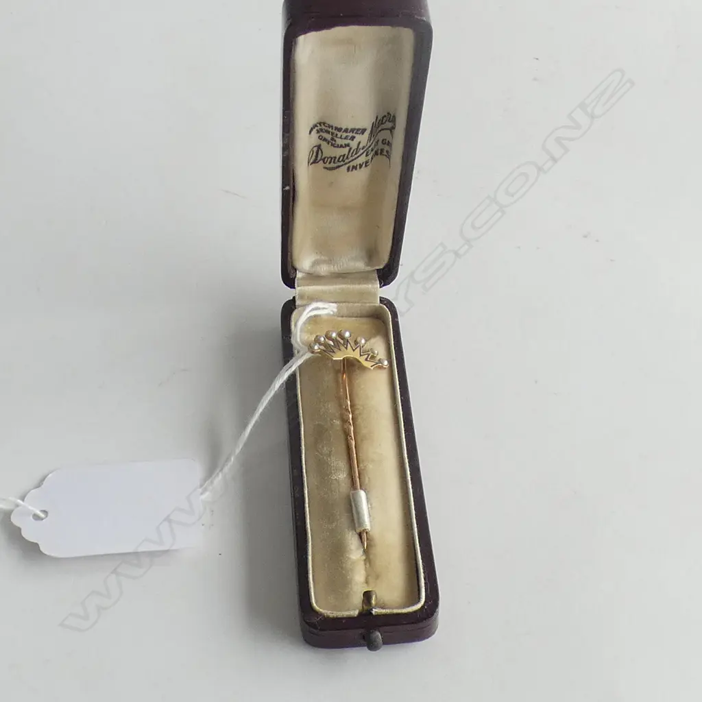 VINTAGE 9CT GOLD & SEED PEARL CROWN STICK PIN 1.65gms. ORIGINAL BOX Image 1++