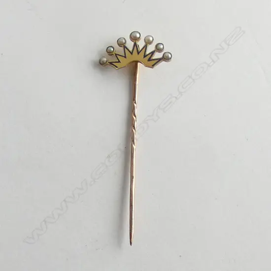 VINTAGE 9CT GOLD & SEED PEARL CROWN STICK PIN 1.65gms. ORIGINAL BOX