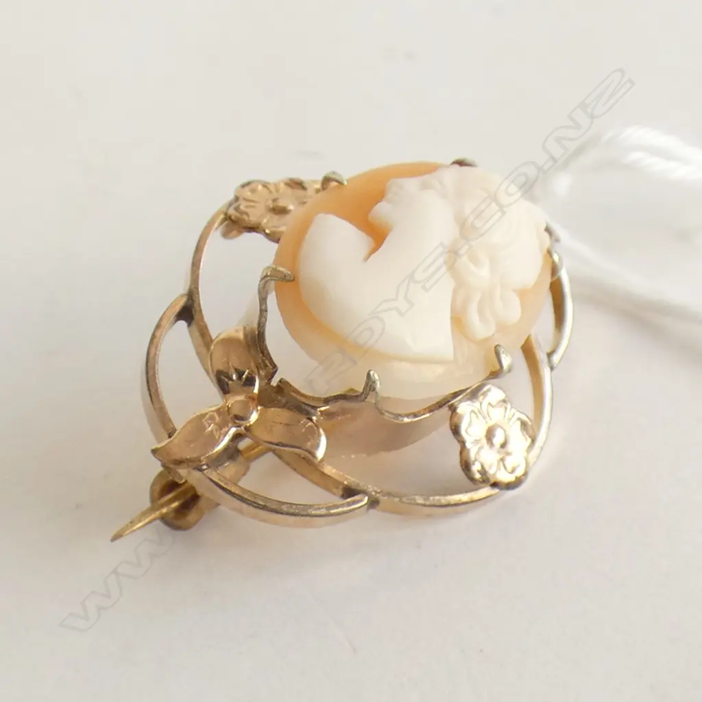 9ct gold cameo brooch Image 1++