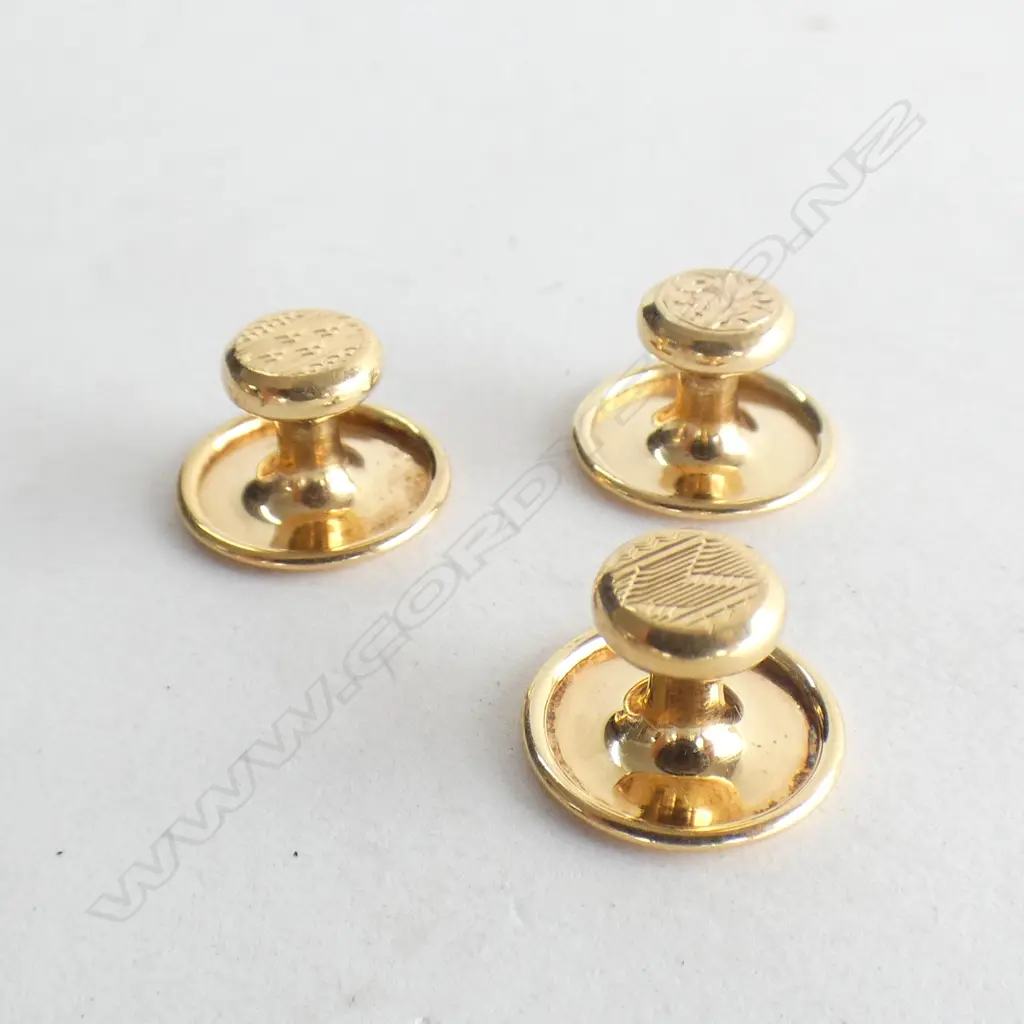 Three 18ct gold shirt studs, 2.2gm Image 1++