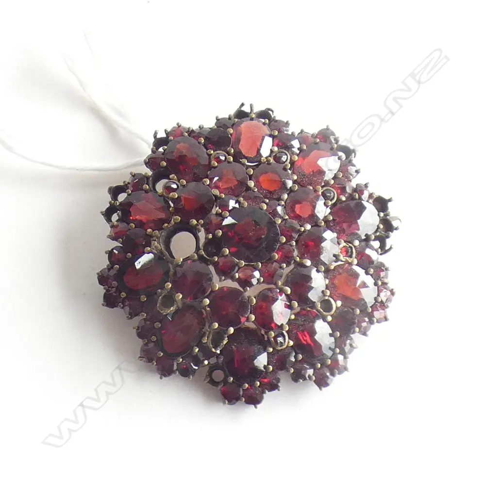 VINTAGE BOHEMIAN GARNET BROOCH (faulted) Image 1++
