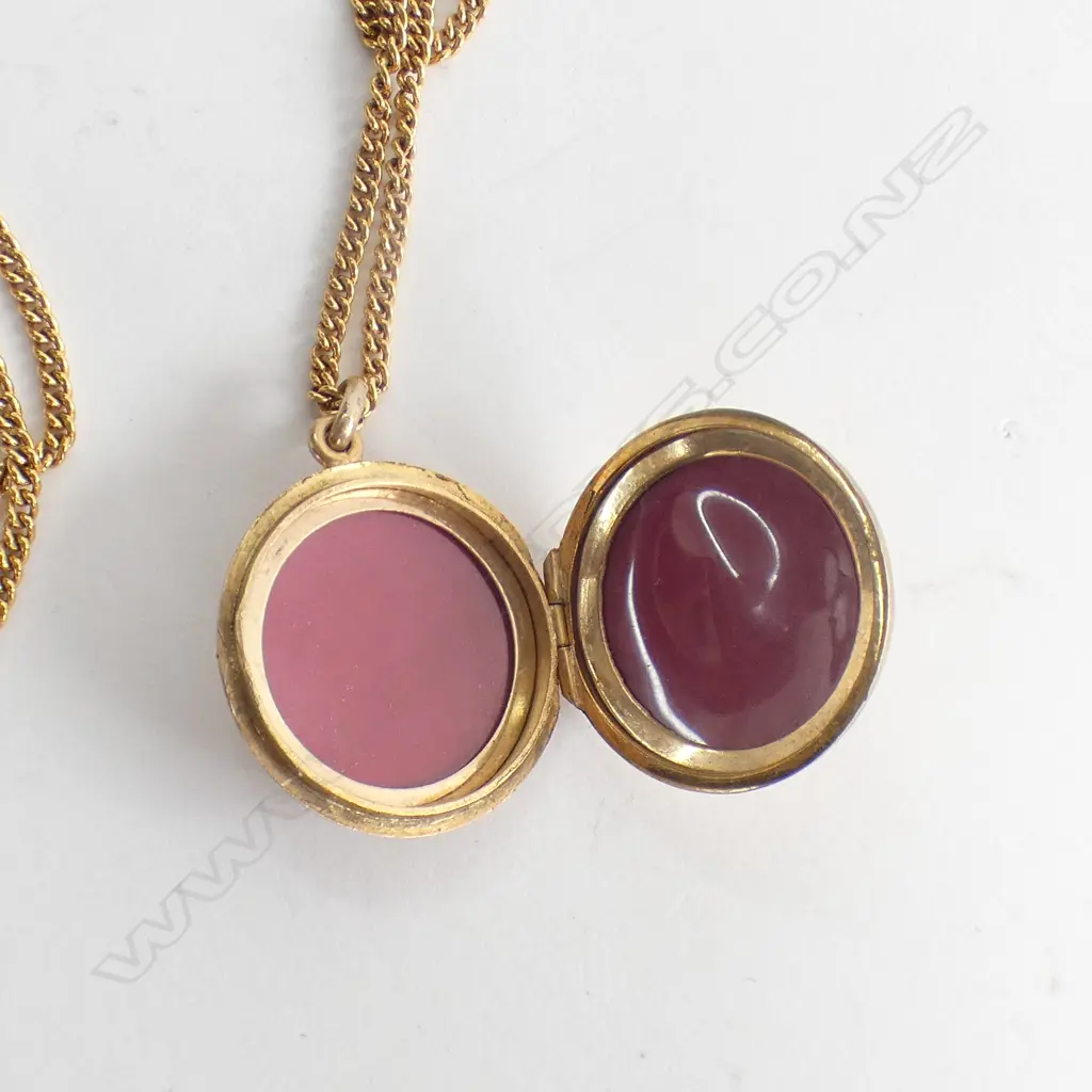9CT GOLD LOCKET PENDANT + GP CHAIN Image 1++