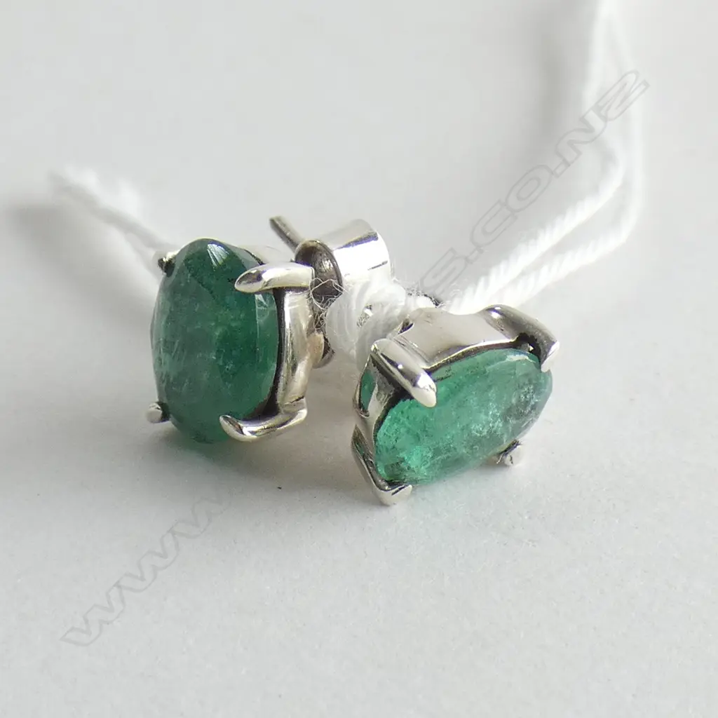 PR EMERALD & 925 SILVER STUD EARRINGS Image 1++