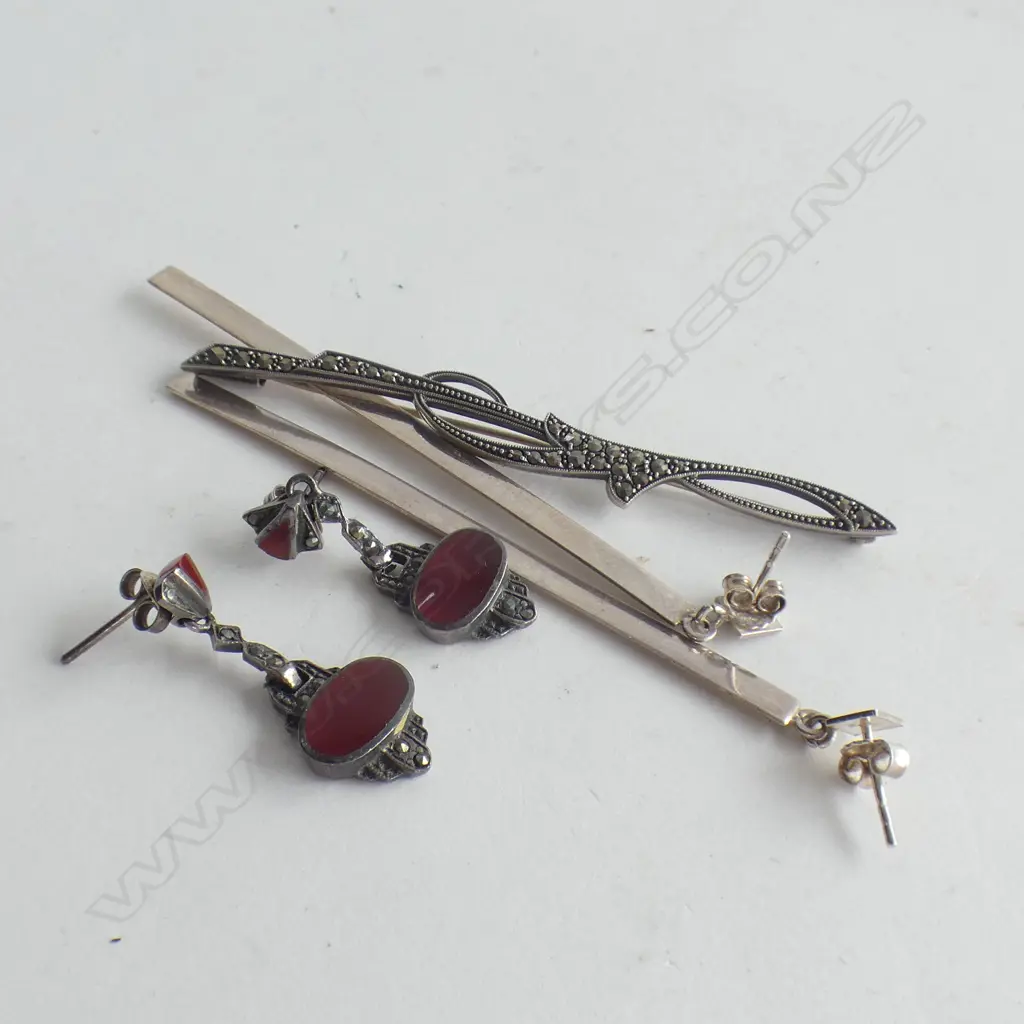 ART DECO STG SILVER MARCASITE MUSIC CLEF BROOCH + 2 PR EARRINGS; 1 LONG DROP SILVER & ART DECO QUARTZ & RED ENAMEL DROP Image 1++