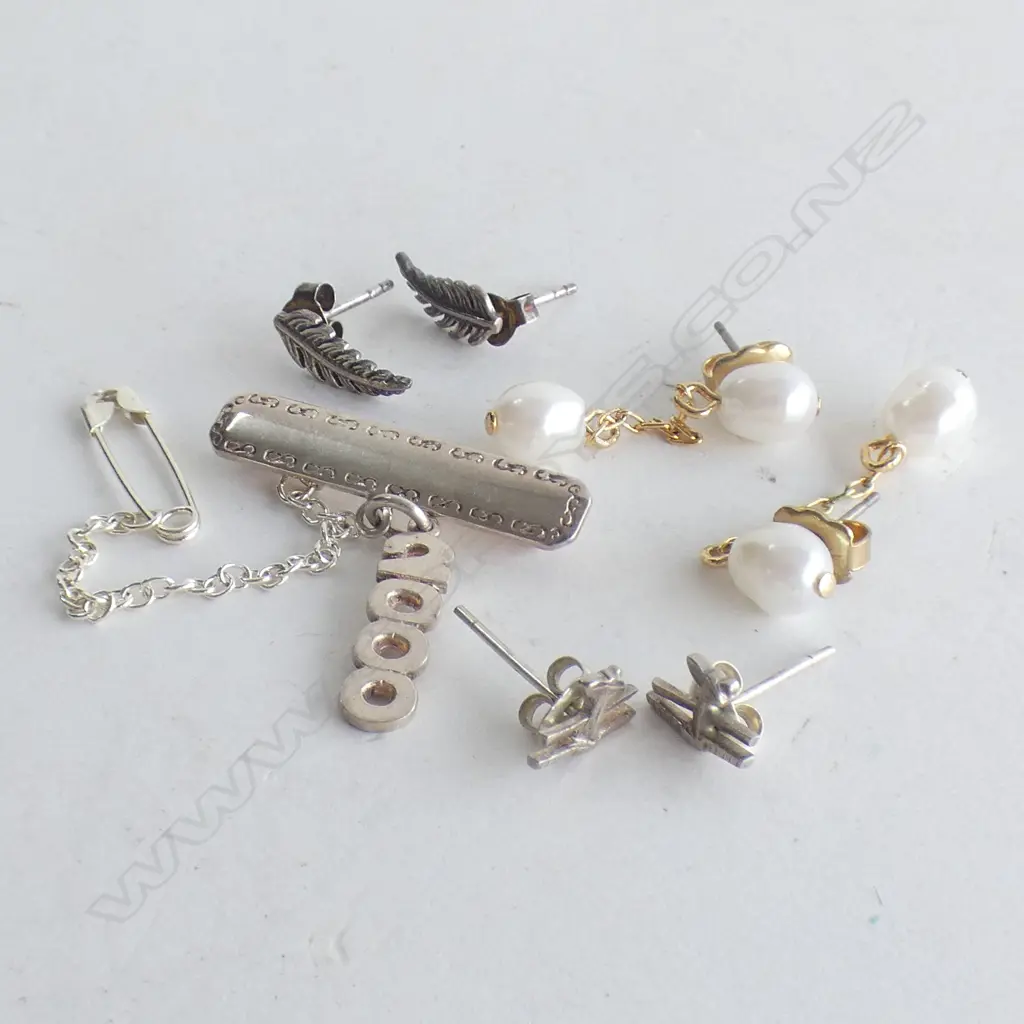 3 PRS EARRINGS INCL SILVER FERN, FAUX PEAR DROP + STG SILVER 2000 COLLECTOR BROOCH Image 1++