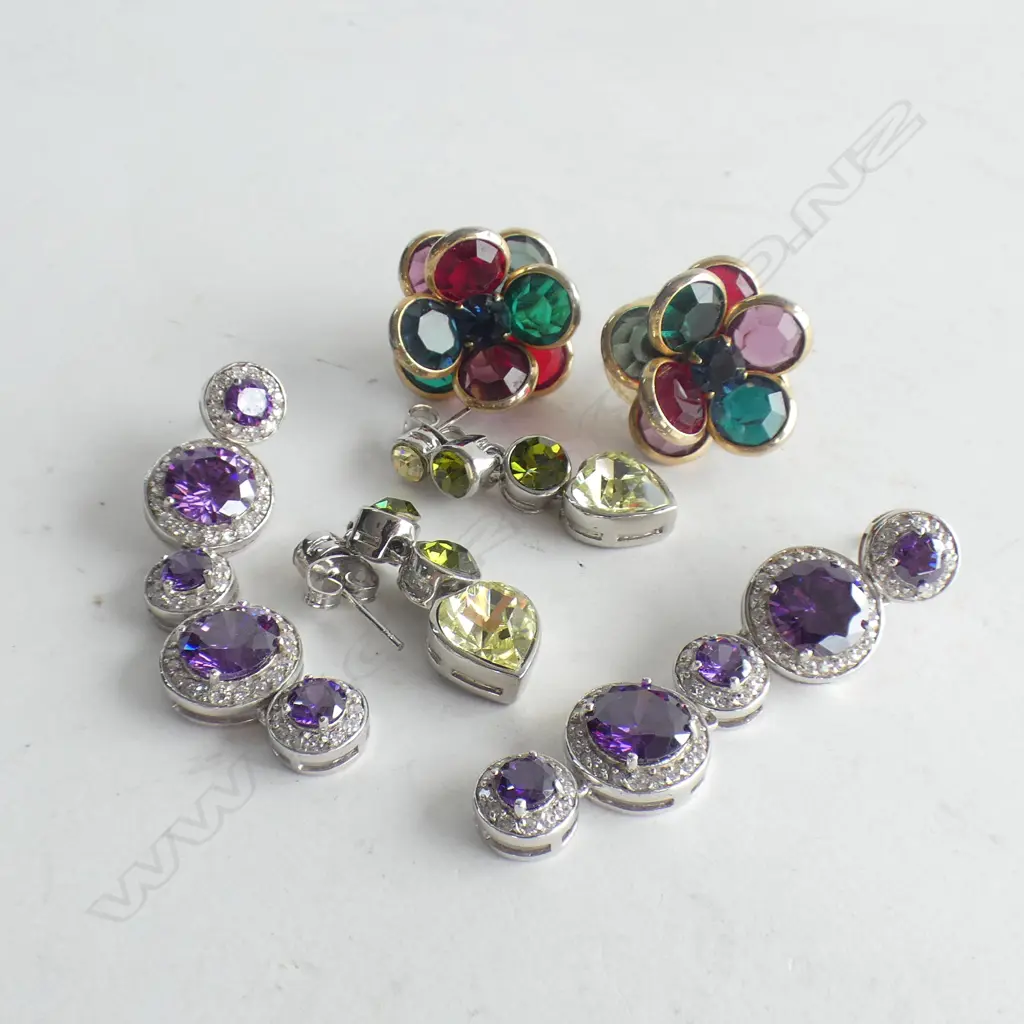 3 PRS COSTUME JEWELLERY EARRINGS; MULTI COLOURED FLOWER, GREEN DROP & LONG PURPLE DROP (ON 925 SILVER)  Image 1++