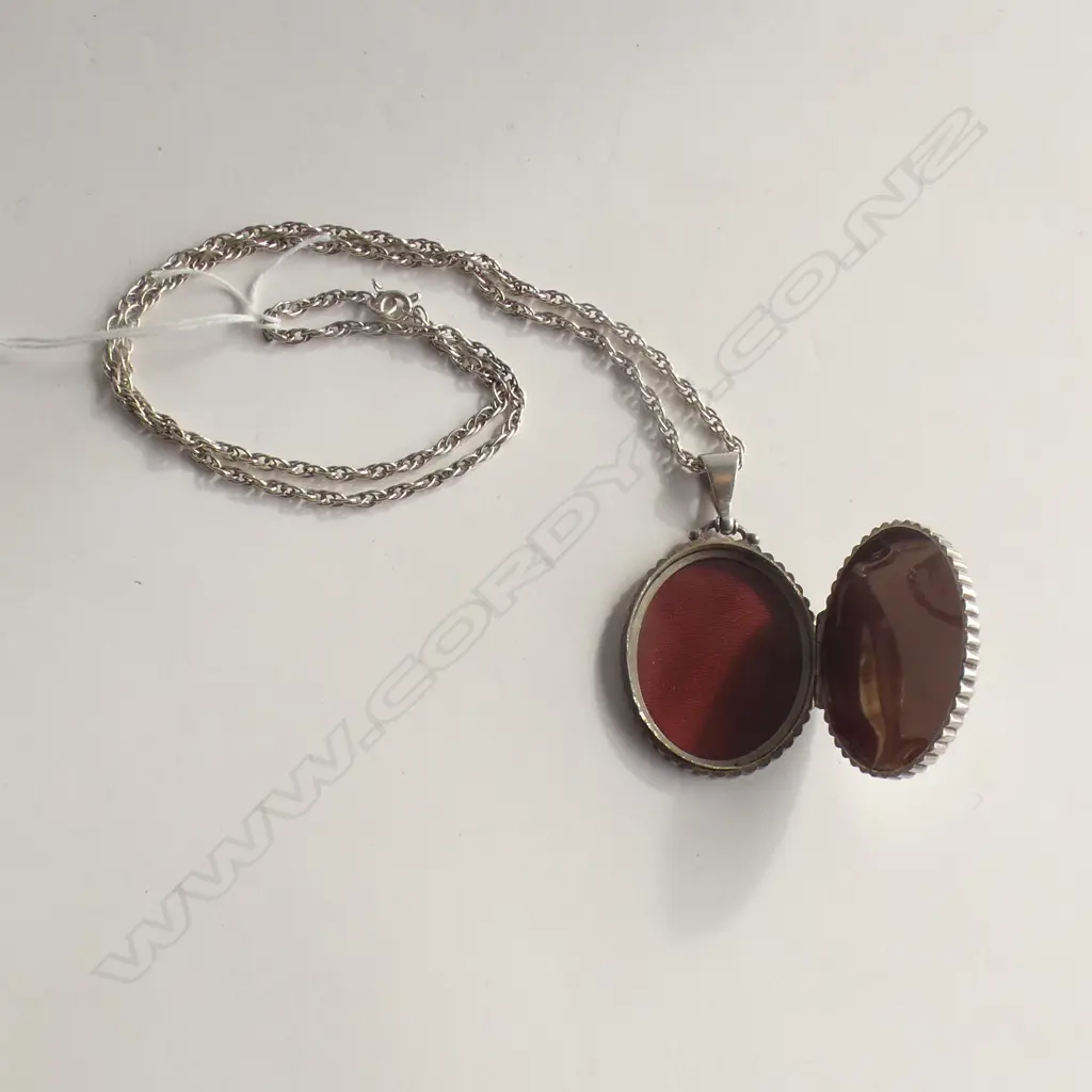 (20419) ENGRAVED SILVER LGE OVAL LOCKET ON SILVER CHAIN Image 1++