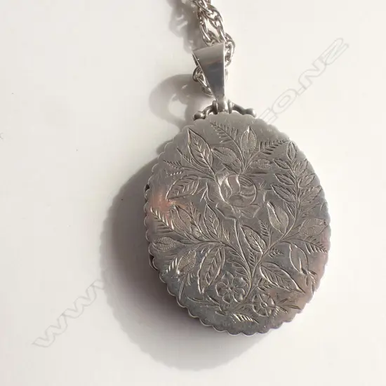 (20419) ENGRAVED SILVER LGE OVAL LOCKET ON SILVER CHAIN