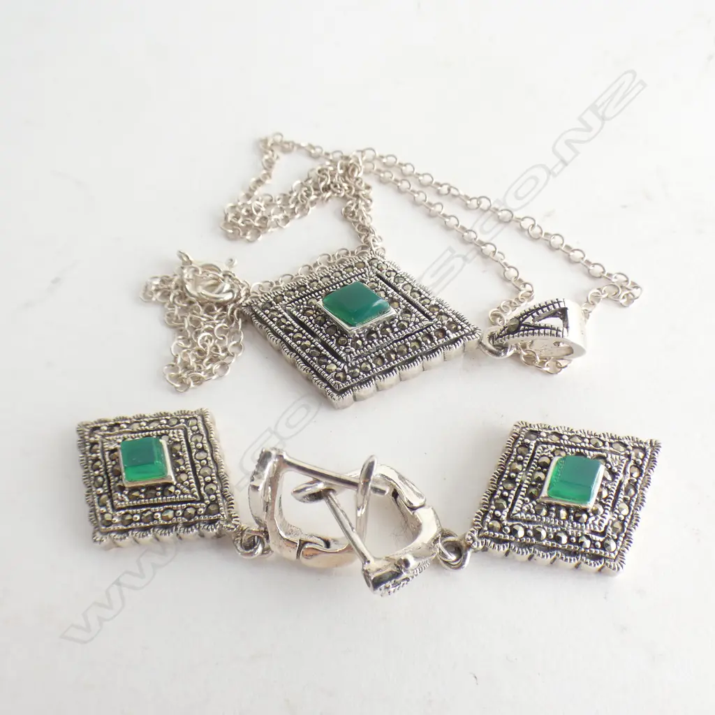 3 PC SET STG SILVER & GREEN COLOURED STONE/ MARCASITE PENDANT & CHAIN WITH DROP EARRINGS Image 1++
