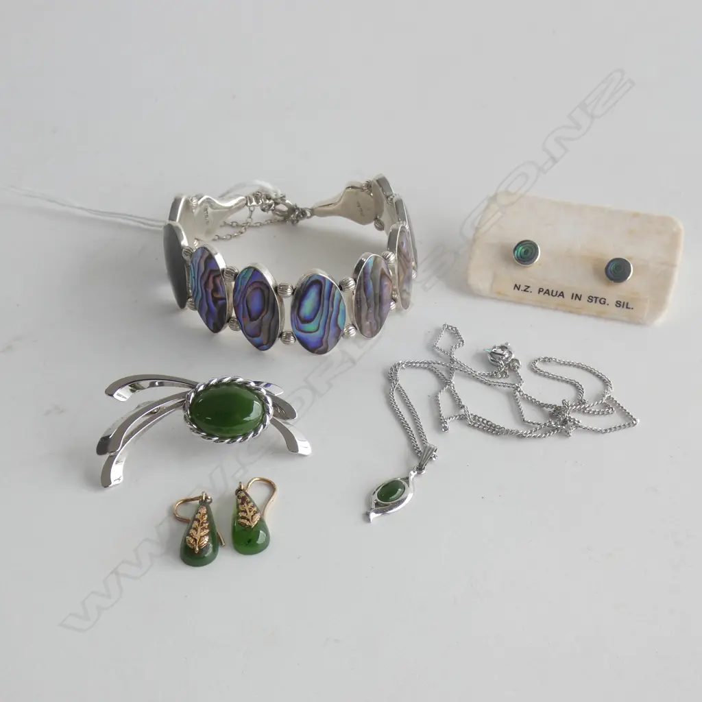 STG & PAUA BRACELET, PR STUD EARRINGS, GREENSTONE BROOCH, NECKLACE & EARRINGS Image 1++