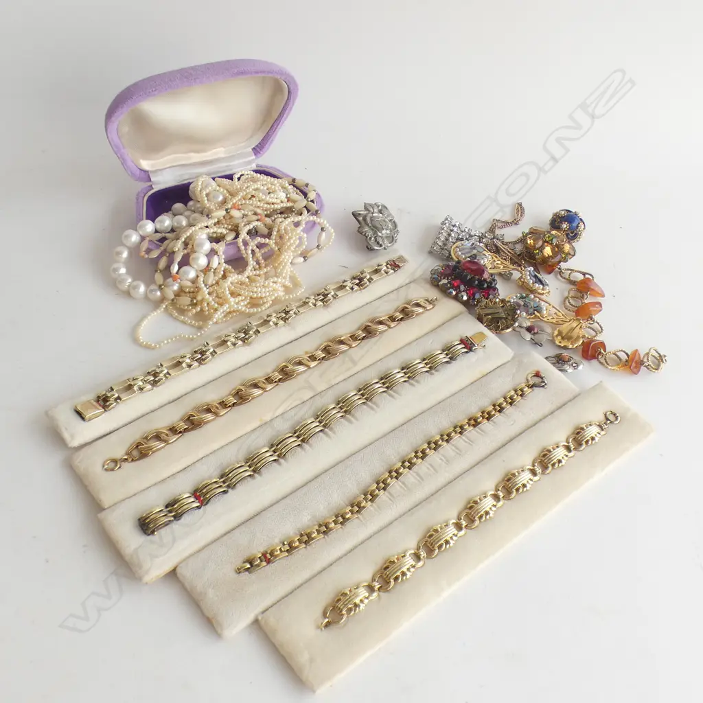 SM BOX ASST GOLD TONE BRACELETS / PEARLS & COSTUME JEWELLERY Image 1++