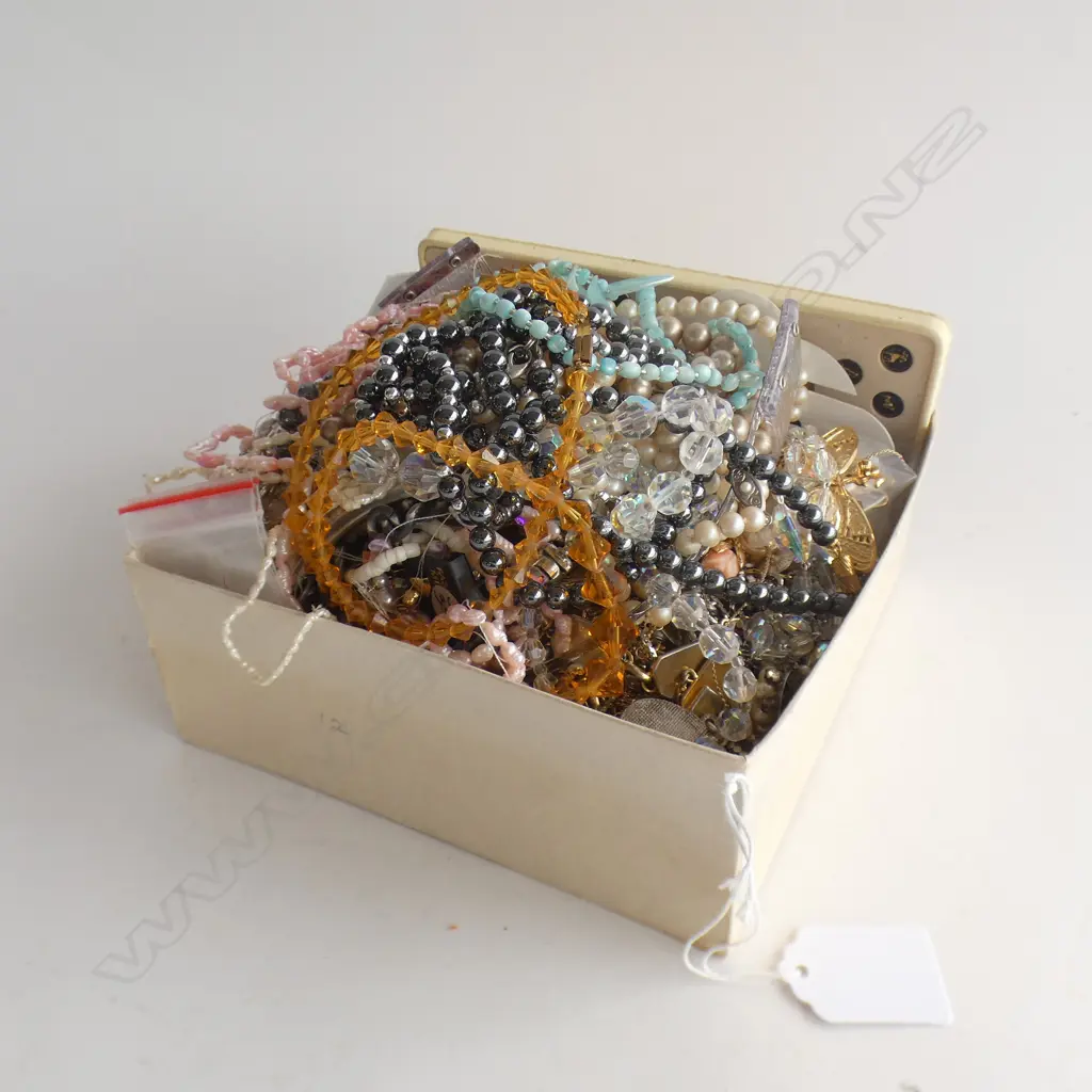 BOX ASST. COSTUME JEWELLERY Image 1++