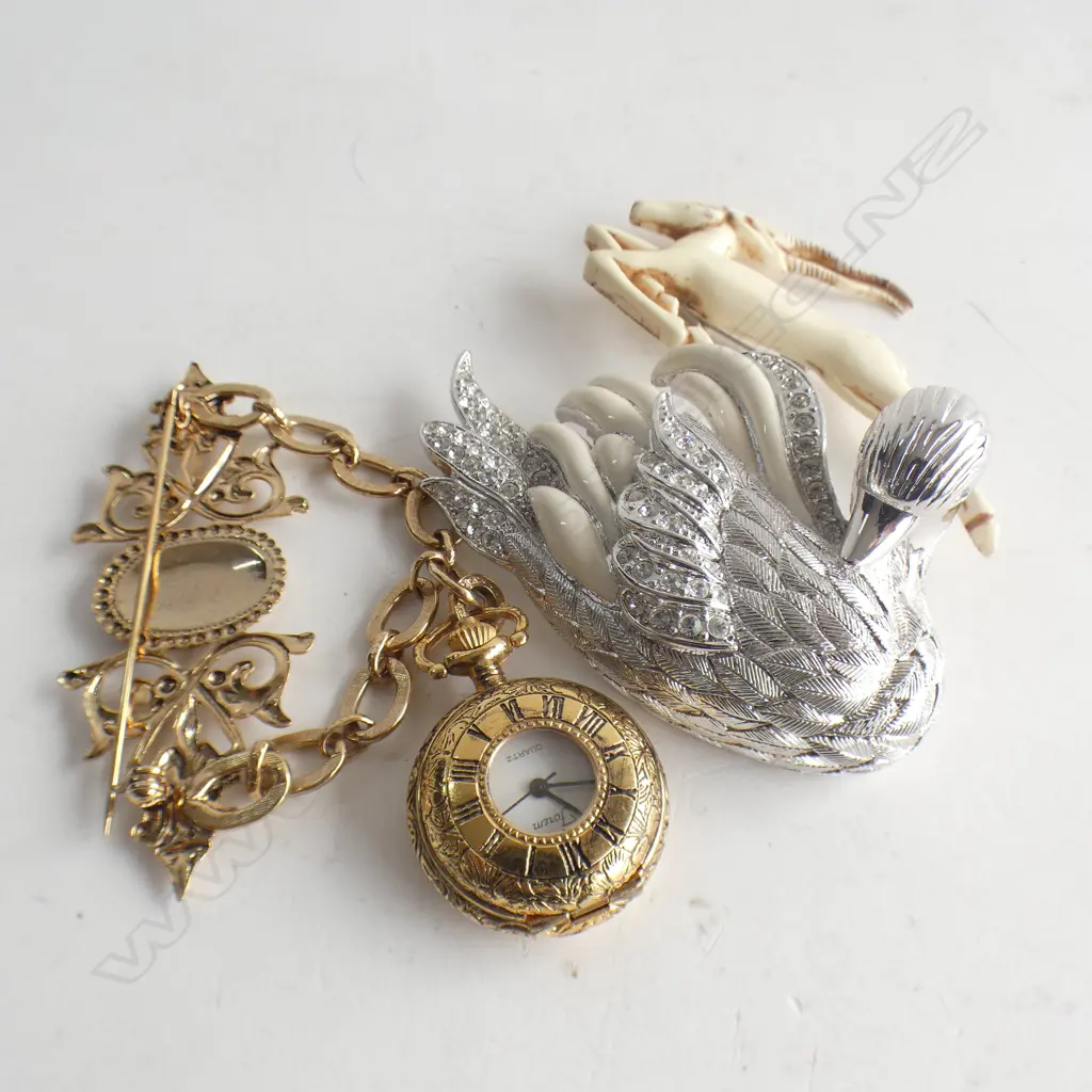 3 COSTUME JEWELLERY BROOCHES INCL LG SWAN & WATCH Image 1++