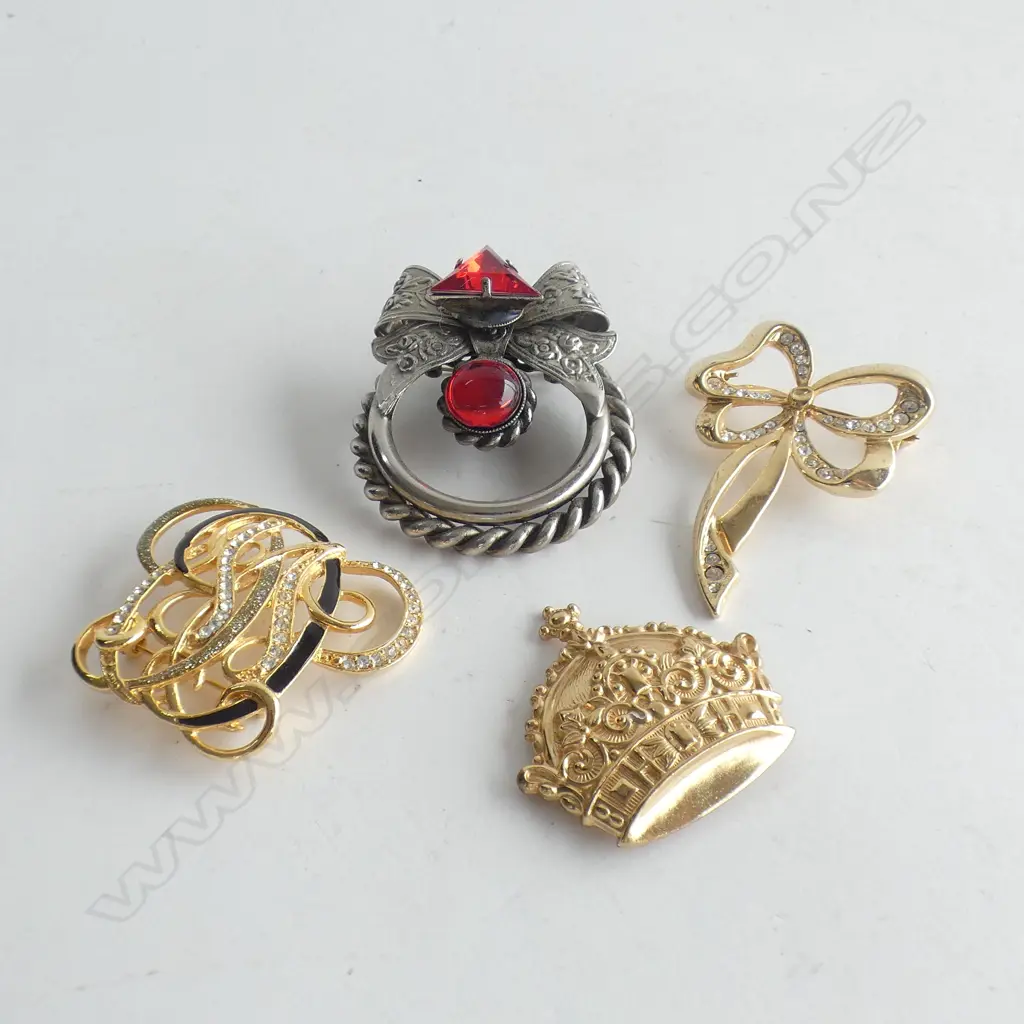 4 ASST COSTUME JEWELLERY BROOCHES INCL MONOGRAM & CROWN Image 1++