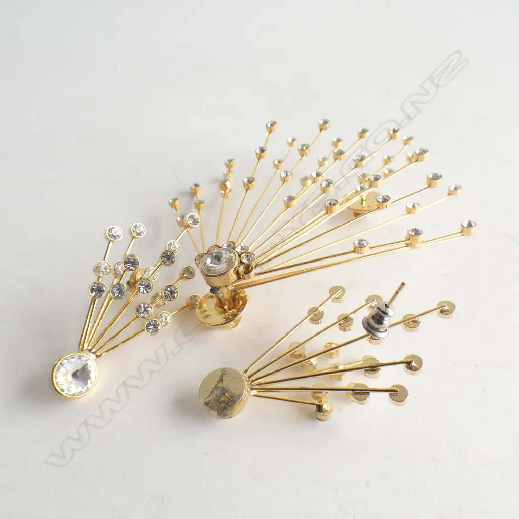 ELABORATE COSTUME GOLD TONE & DIAMANTE JEWELLERY; BROOCH & EARRINGS Image 1++
