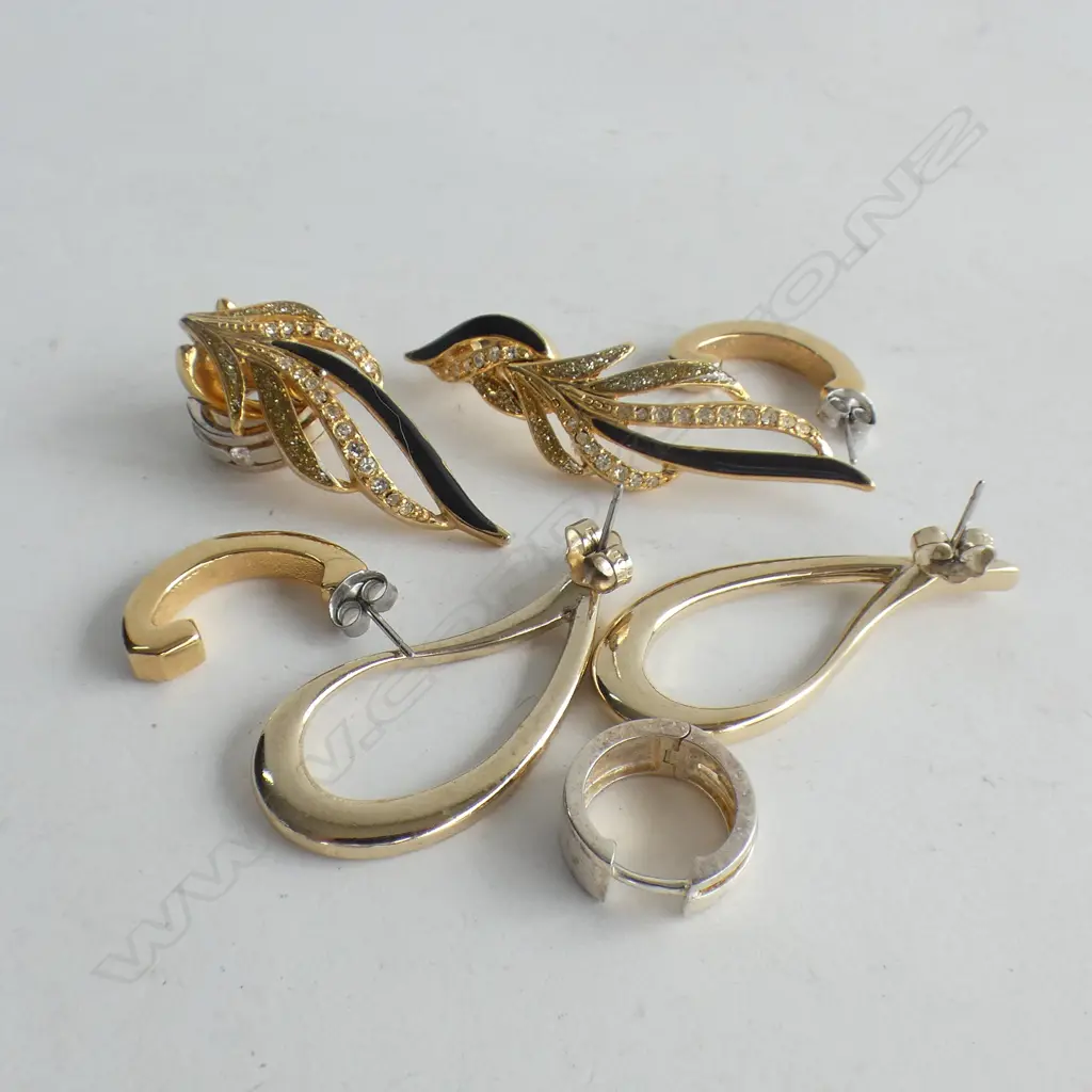 4 PRS EARRINGS - ENAMEL & CZ PAVÉ GOLD TONE Image 1++