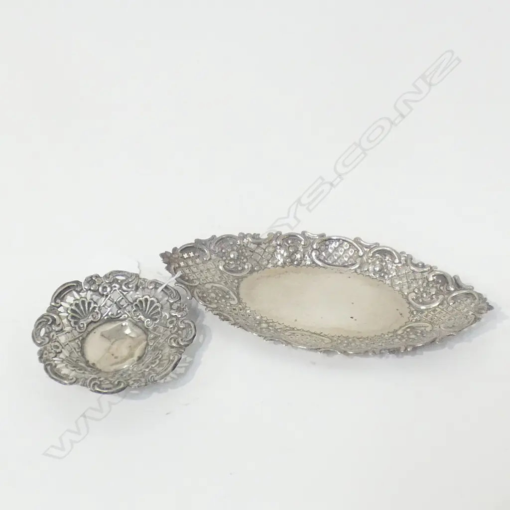 2 HALLMARKED STG SILVER PIERCED DISHES 95 GRAMS Image 1++