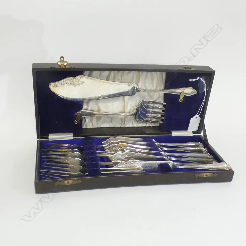 CASED VINTAGE SILVER PLATE FISH CUTLERY, 6 KNIVES & 6 FORKS & SERVERS Image 1++