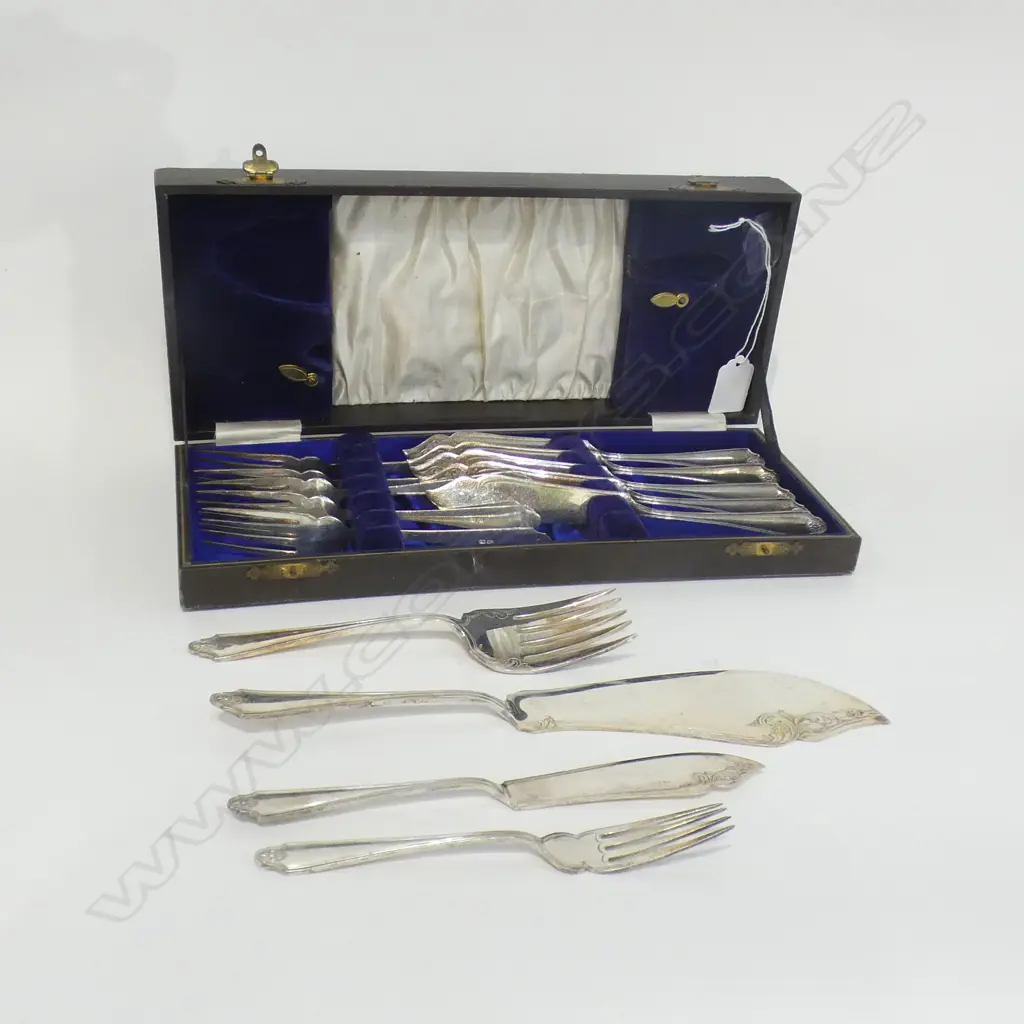 CASED VINTAGE SILVER PLATE FISH CUTLERY, 6 KNIVES & 6 FORKS & SERVERS Image 1++