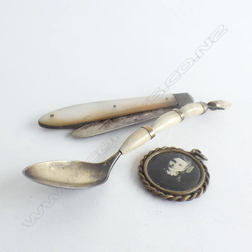 3 ITEMS: SILVER POCKET KNIFE. SILVER & TEASPOON + PHOTO LOCKET Image 1++