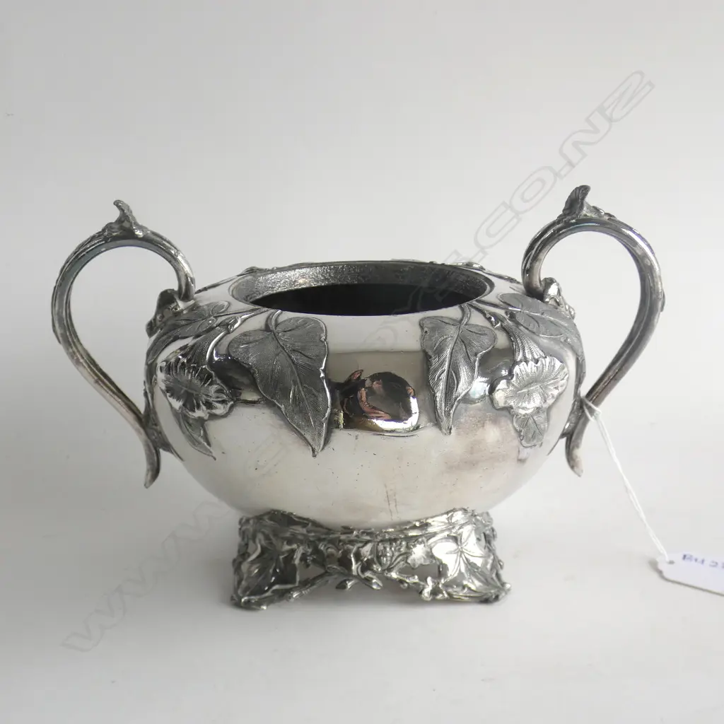 VINTAGE SILVER PLATE SUGAR BOWL  Image 1++