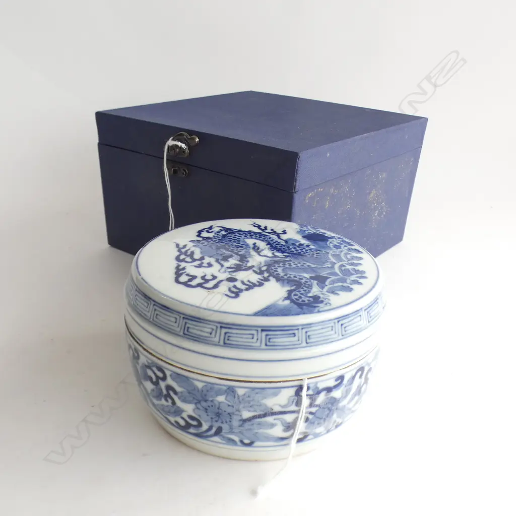 CHINESE B/W LIDDED CONTAINER w. DRAGON DESIGN & 6 CHARACTER MARK TO BASE 140mm dia, BOXED Image 1++