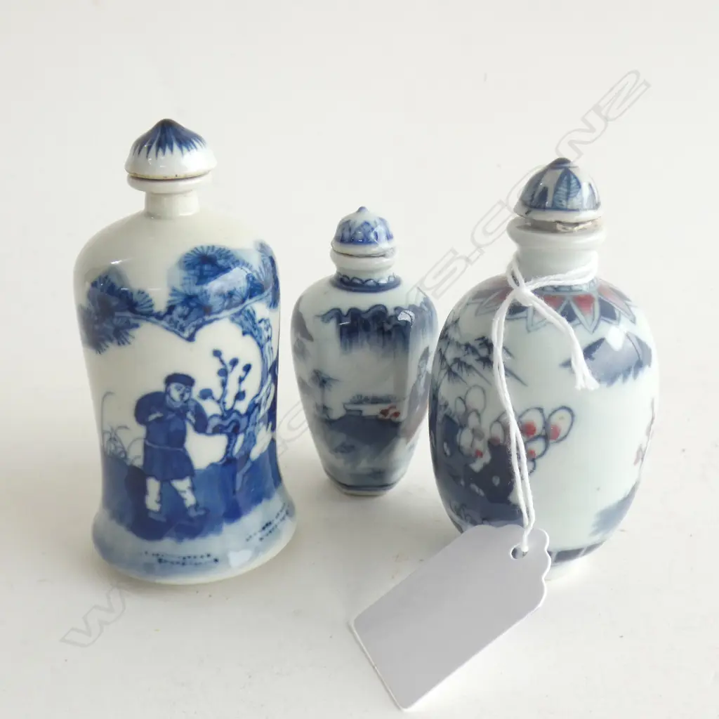 3 ORIENTAL B & W SNUFF BOTTLES Image 1++