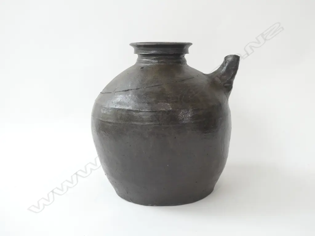 LARGE RUSTIC ORIENTAL POTTERY VESSEL w. SPOUT H.250mm Image 1++