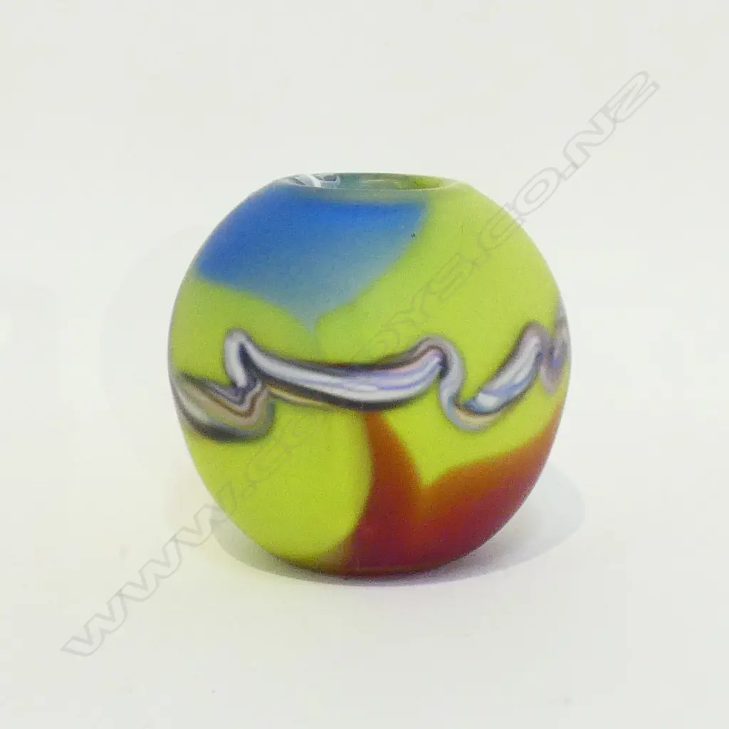 ART GLASS VASE- SIGNED Image 1++