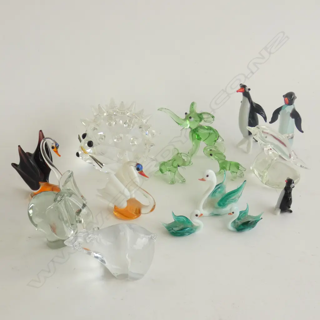 SM TRAY ASST GLASS ANIMALS INCL SWAROVSKI CRYSTAL HEDGEHOG (A/F) & COLOURED GLASS PENGUINS, ELEPHANTS & SWANS  Image 1++