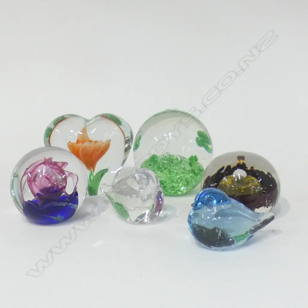 4 ART GLASS PAPERWEIGHTS & 2 ART GLASS BIRDS Image 1++